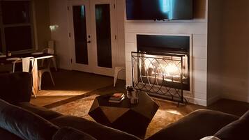 TV connectée, cheminée, livres