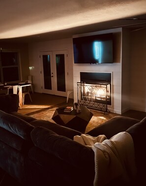 Smart-TV, peis og bøker