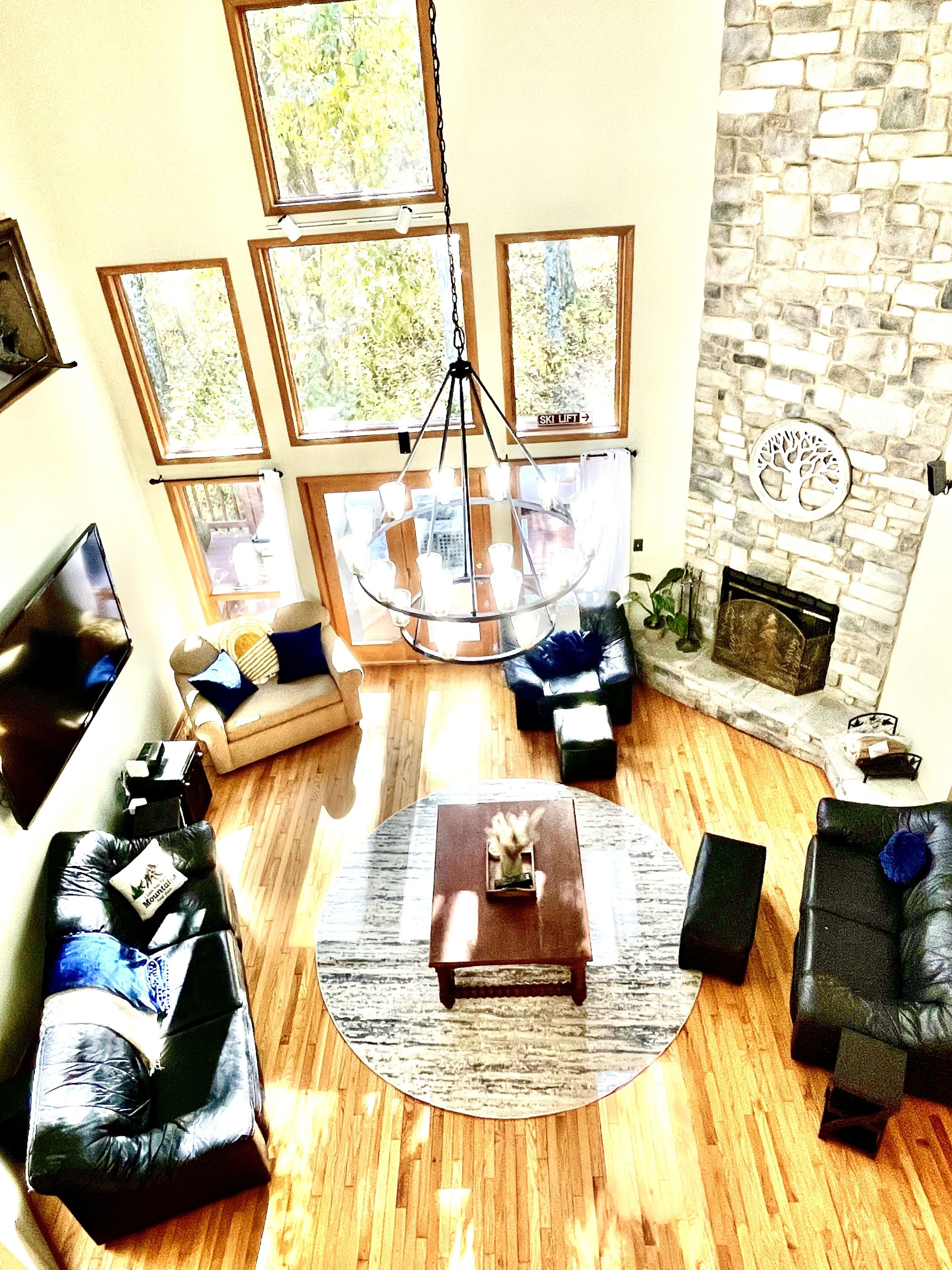 Una Smart TV, una chimenea, videojuegos, un futbolín