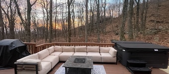 Luxury 5Bd 4Ba Sleeps 16+ Hot-tub/Dog   Friendly