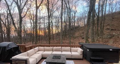 Luxury 5Bd 4Ba Sleeps 16+ Hot-tub/Dog Friendly