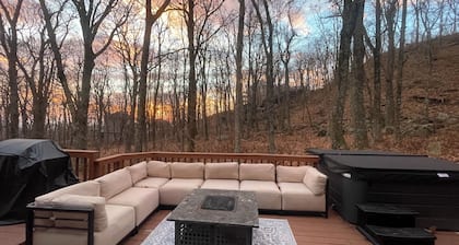 Luxury Wintergreen 5BR • Hot Tub • Sleeps 16+ • Dog Friendly