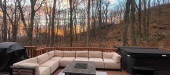 Luxury Wintergreen 5BR • Hot Tub • Sleeps 16+ • Dog Friendly