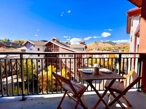 Outdoor dining - Retreat in the Heart of Mt Crested Butte! Skin-In/Out - Studio/Pool/Hot tub (Crested Butte)