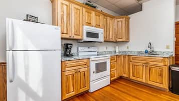 Réfrigérateur, four, plaque de cuisson, cafetiÚre/bouilloire