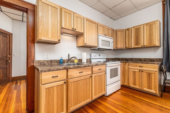 Fridge, oven, stovetop, coffee/tea maker