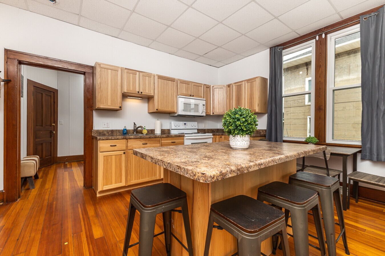 Fridge, oven, stovetop, coffee/tea maker