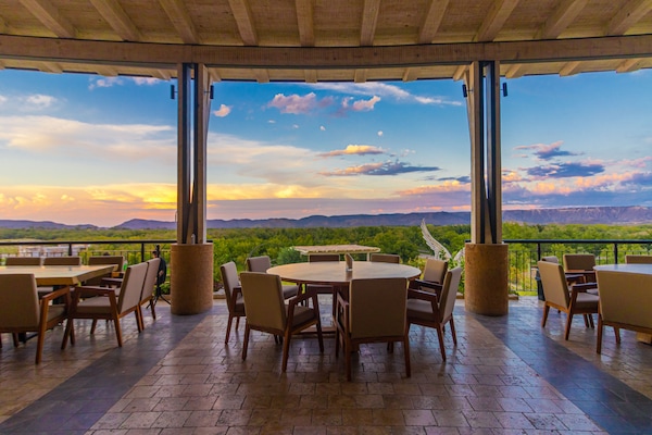 Se sirven desayunos y cocina internacional, con vista al jardĂn