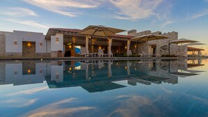 Un hôtel doté d’une terrasse et d’une piscine.