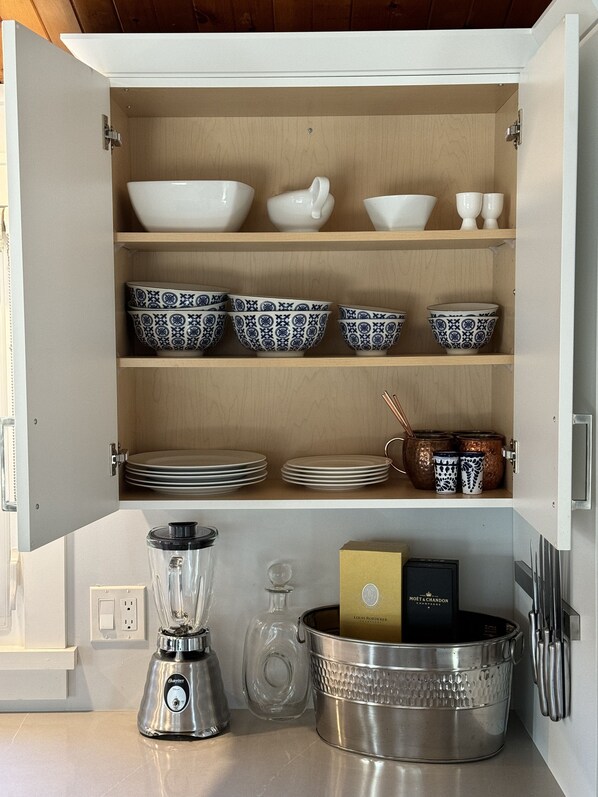 Cozy Getaway! Fully Renovated Winterized cottage with access to lake