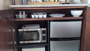 Réfrigérateur, micro-ondes, cafetière/bouilloire