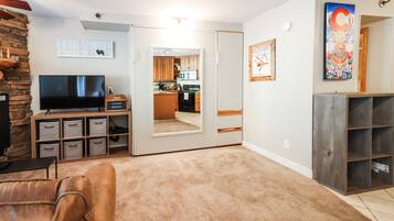 Studio Suite, Patio, Mountain View | Living area | 42-inch flat-screen TV with digital channels, fireplace