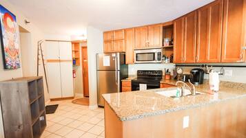 Studio Suite, Patio, Mountain View | Private kitchen | Fridge, microwave, oven, stovetop