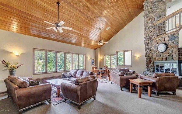 Studiosvit - uteplats - utsikt mot bergen | Vardagsrum | 42-tums platt-tv med digitalkanaler och eldstad