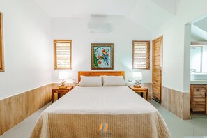 2 makuuhuonetta, tallelokero huoneessa, silitysrauta/-lauta