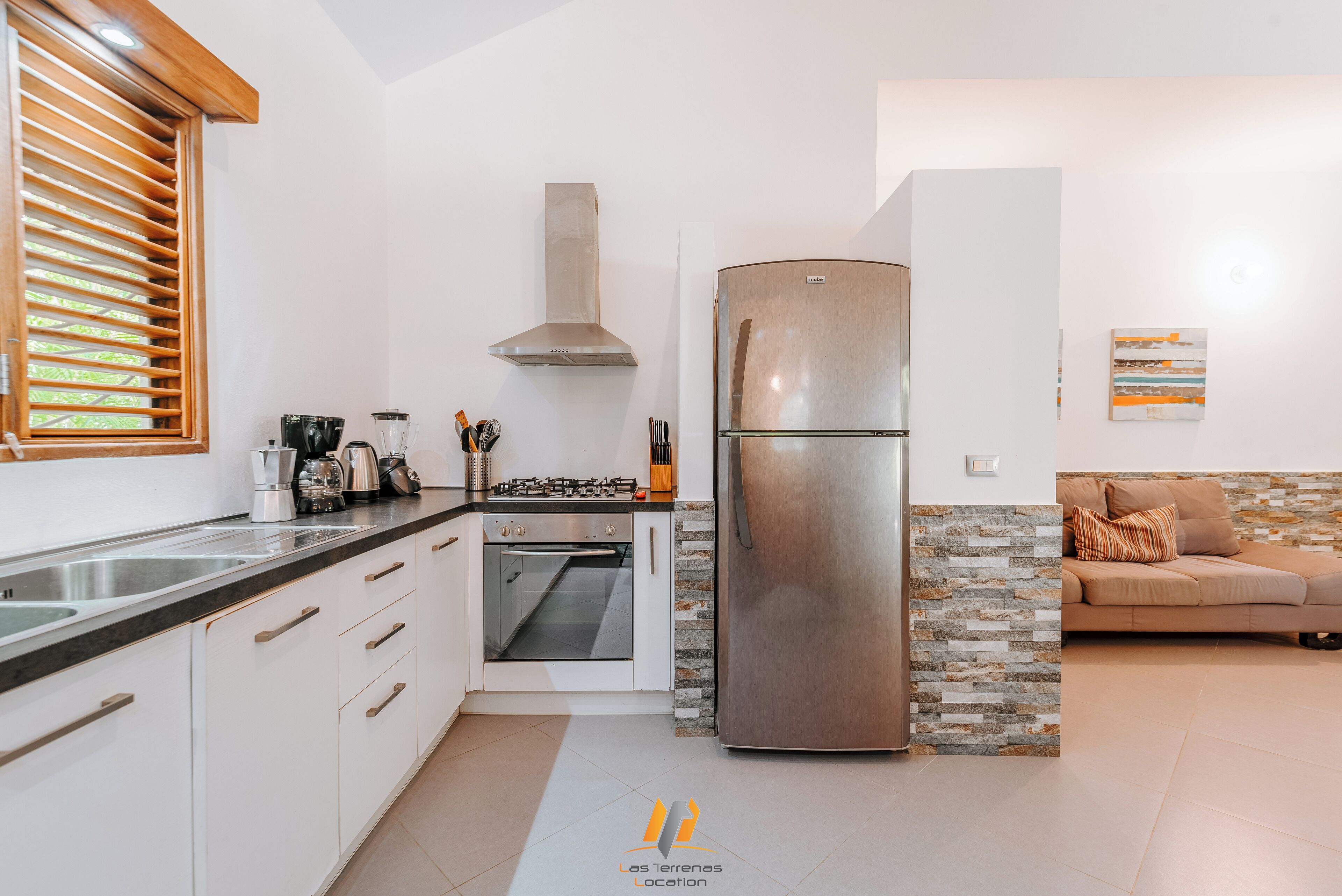 Fridge, microwave, oven, coffee/tea maker