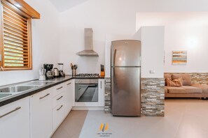 Refrigerador, microondas, horno y cafetera y tetera 