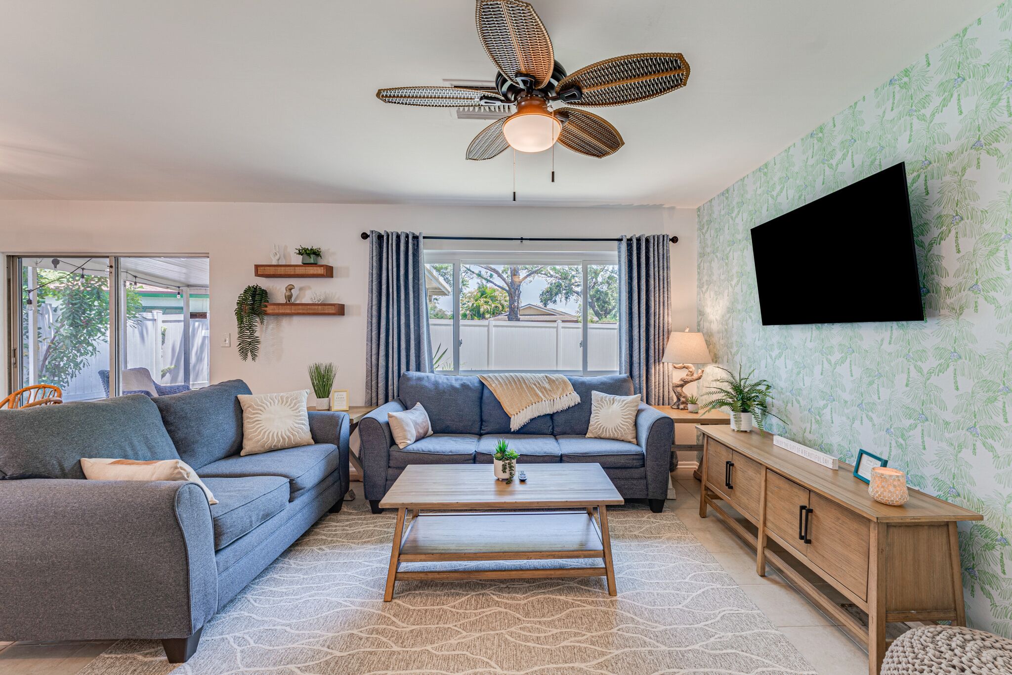 Tropical Paradise Stay - Minutes from the Beach