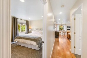 2 Schlafzimmer, Schreibtisch, Bügeleisen/Bügelbrett, Reisekinderbett