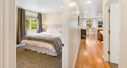 Cozy 2BR Apt, Hot tub, King bed, secluded, and freshly remodeled!