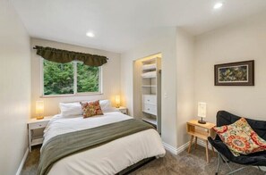 2 habitaciones, escritorio y tabla de planchar con plancha 