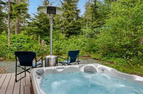 Cozy 2BR Apt, Hot tub, King bed, secluded, and freshly remodeled!
