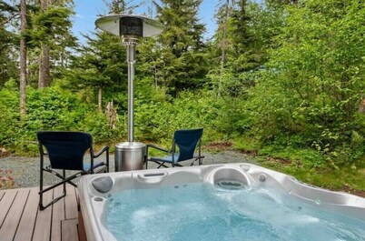 Cozy 2BR Apt, Hot tub, King bed, secluded, and freshly remodeled!
