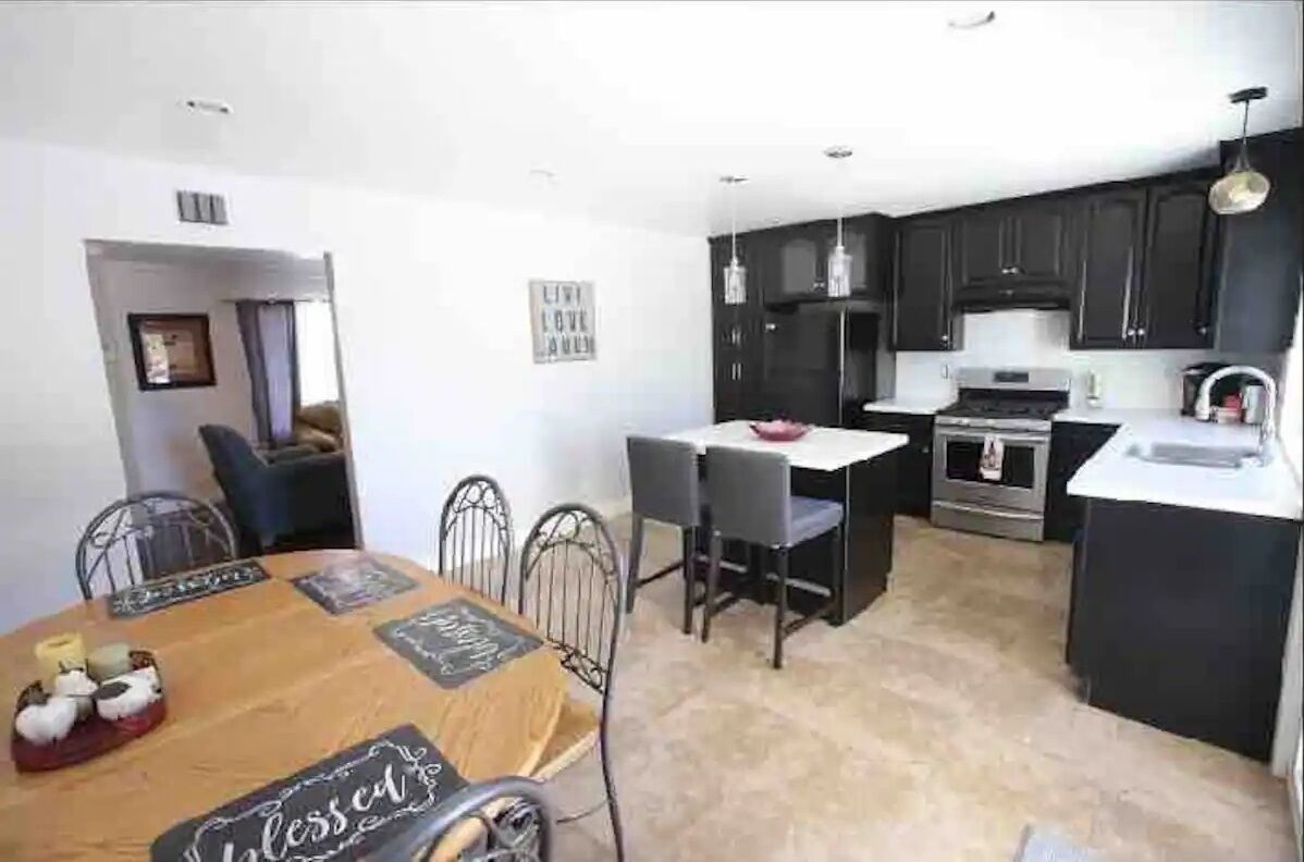 Near Airport, Family/Business,Fast Wifi, Shopping!