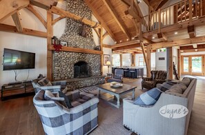 TV - 8 bed 7 bath renovated cottage on South Lake Joseph!  Shallow, sandy walk in! (Port Carling)