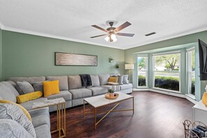 Smart TV, ping pong, books - Beautiful Tudor Style home centrally located, and packed with amenities! (Belton)