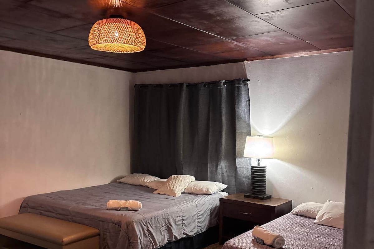 Quarto casal luxo | Wi-Fi de cortesia, roupa de cama