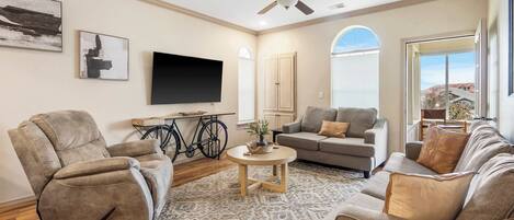 公寓客房, 多張床, 廚房, 高球場景 (Glorious Relaxation) | 客廳 | 42 吋平面電視連數碼電視頻道