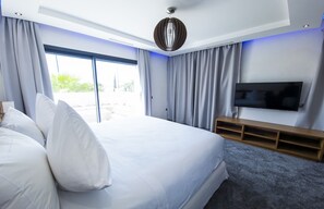 5 bedrooms, iron/ironing board, WiFi, bed sheets