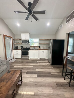 Jääkaappi, mikroaaltouuni, uuni, liesi