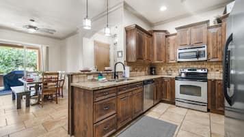 Condo, Multiple Beds, Balcony, Mountain View (Poolside Retreat) | Private kitchen | Fridge, microwave, oven, stovetop