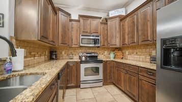 Condo, varias camas, balcón, vista a la montaña (Poolside Retreat) | Cocina privada | Refrigerador, microondas, horno y parrilla de estufa