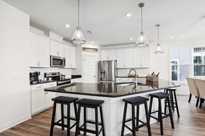 冷蔵庫、電子レンジ、オーブン、コンロ