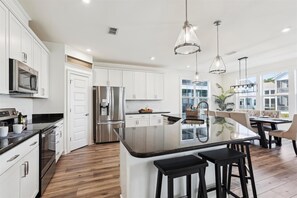 Fridge, microwave, oven, stovetop - 3 Talon CT @ Fish Haul Beach | FREE Heated Pool | Walk to Beach | Pet-Friendly (Hilton Head Island)
