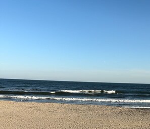 På stranden