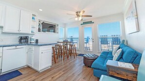 Smart TV - GulfScape2217 Seascape Condos 1bed1bath Beachfront Condo Ocean View from balcony (Galveston)