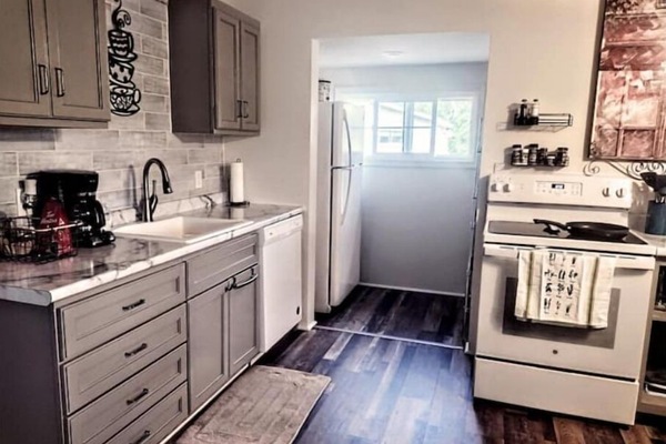 Een koelkast, een magnetron, een oven, een kookplaat