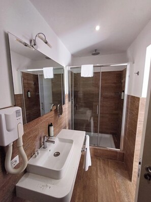Grand Triple Room (Diocleziano Terme Partial View) | Bathroom | Shower, rainfall showerhead, hair dryer, bidet - Camere con vista sul Chiostro Di Michelangelo (Rome)