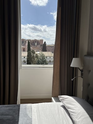 Habitación panorámica (Michelangelo Cloister View) | Caja fuerte, escritorio, wifi gratis y ropa de cama