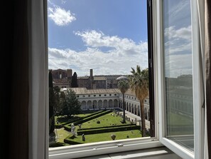 Caja fuerte, escritorio, wifi gratis y ropa de cama