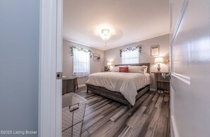 4 bedrooms, iron/ironing board, WiFi, bed sheets