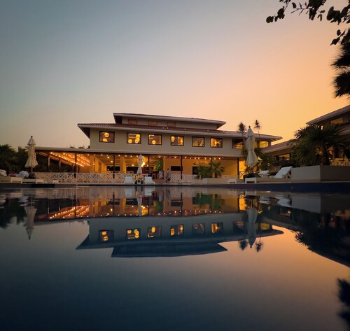 Villa: Private Pool, Lagoon Views & Sunset Rooftop – Steps from the Sea