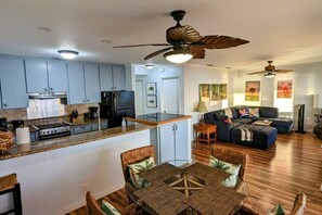 Interior - Sunset Oceanside Condo (Kahaluu-Keauhou)