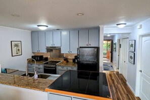 Fridge, microwave, oven, stovetop - Sunset Oceanside Condo (Kahaluu-Keauhou)