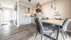 Une cuisine moderne avec un coin repas.