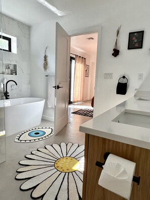 Shower, hair dryer, towels, soap - Casa Tui: Sabino Canyon! Cyclists! Gym+Pool+Views!  (Tucson)